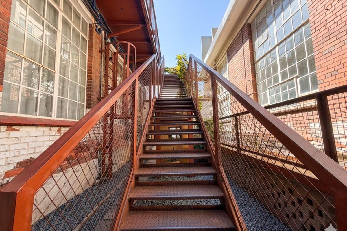 Modern Studio Apartment in the Heart of Maboneng – Ideal for First-Time Buyers or Investors - Photo 2