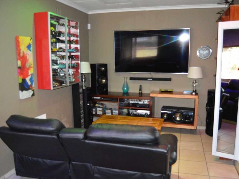 Modern 4 Bedroom Home For Sale in Brackendowns - Photo 4