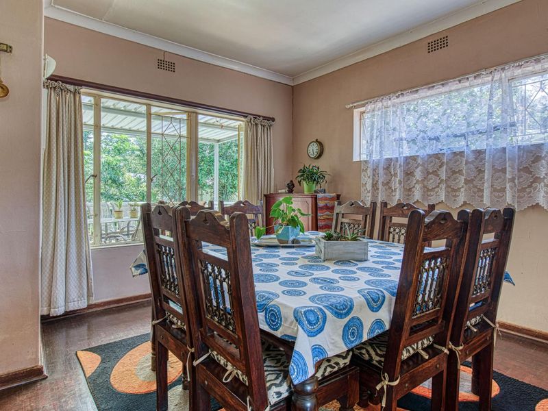 SPACIOUS FAMILY HOME WITH POOL, VIEWS AND POTENTIAL FLATLET - Photo 7