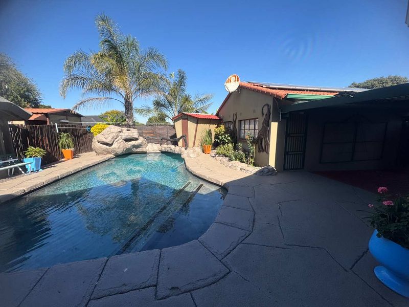 Family Home with Large Flatlet for Sale - Photo 3