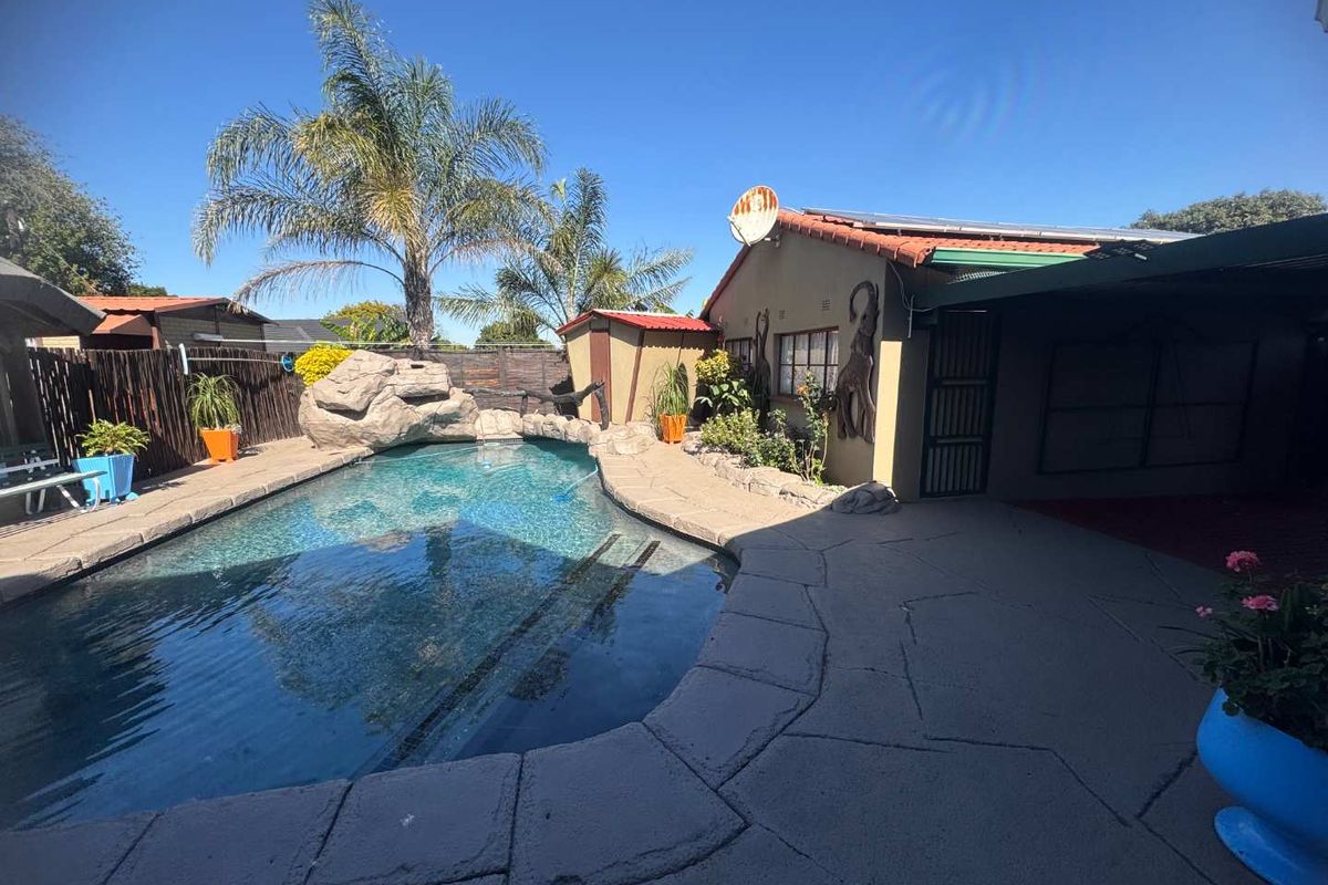 Family Home with Large Flatlet for Sale - Photo 3