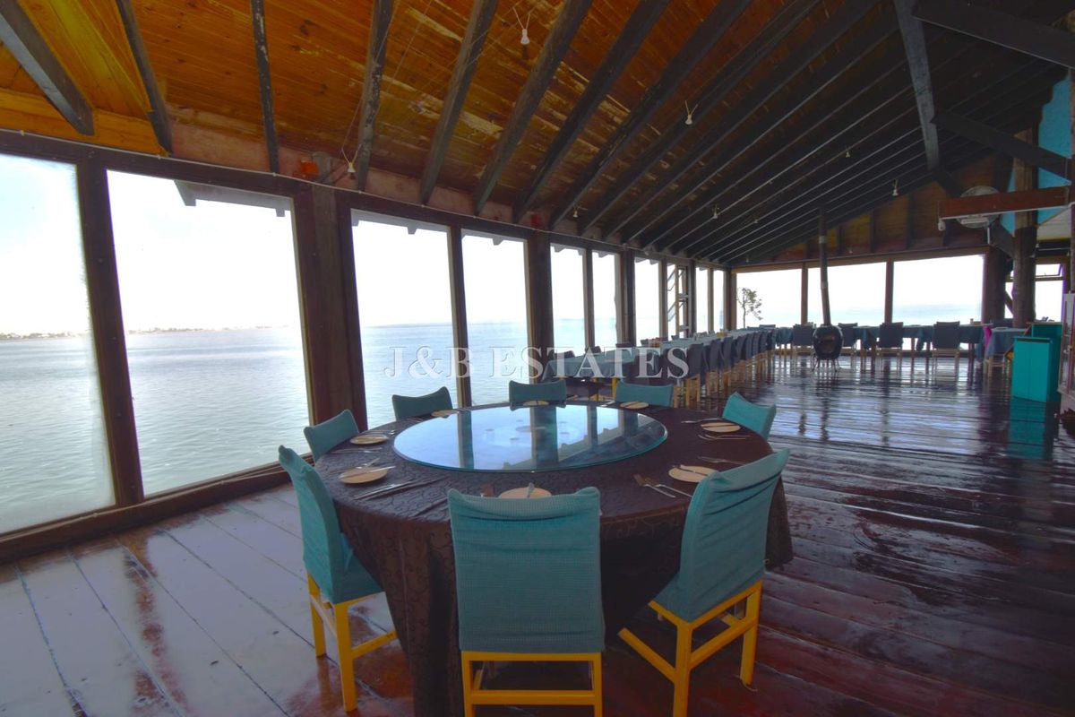 Charming Lagoon-Front Restaurant - Photo 4
