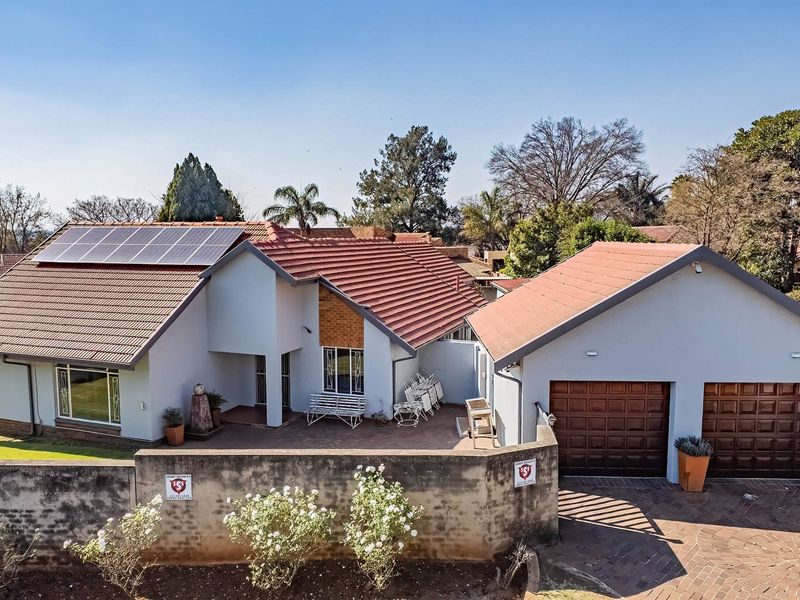 EXCLUSIVE MANDATE - An Entertainer’s Paradise & Versatile Family Haven in Glen Marais - Photo 1