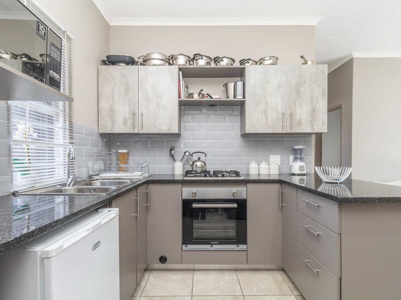 Perfect Starter Home or Investment – 2-Bedroom Apartment in Prime Location - Photo 4