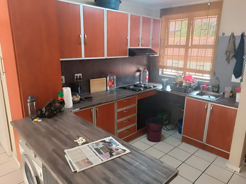 Lovely 1st-Floor Apartment in Secure Randburg Development - Photo 7