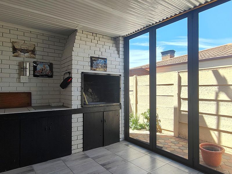 Charming 2 Bedroom Renovated Townhouse in Secure Hartenzicht, Hartenbos - Photo 7