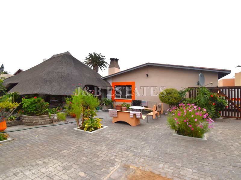 3-Bedroom House With Beautiful Lapa In Prime Area - Photo 2