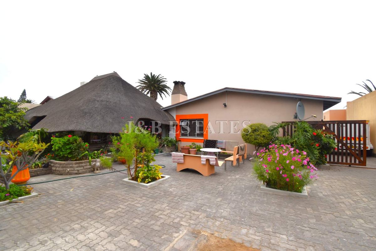 3-Bedroom House With Beautiful Lapa In Prime Area - Photo 2