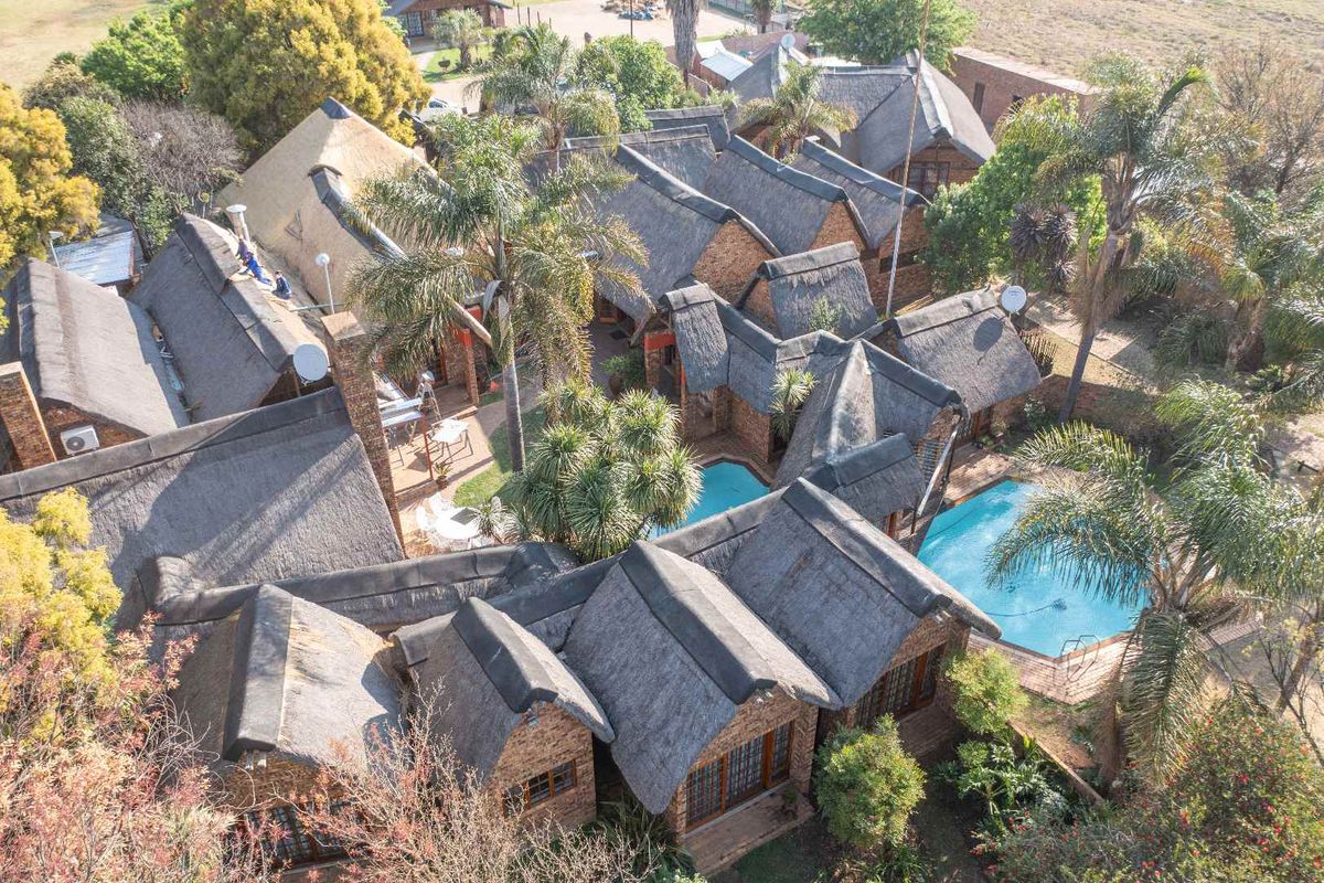 4 Star - 37 room Guesthouse for sale in Bredell - Excellent Investment opportunity! - Photo 3