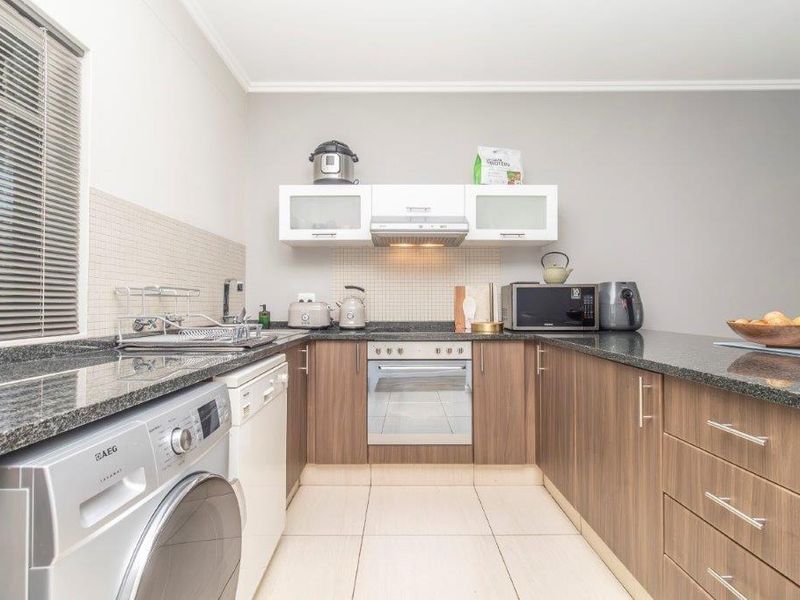 STUPENDOUS 2 BED ULTRA MODERN APARTMENT - Photo 7