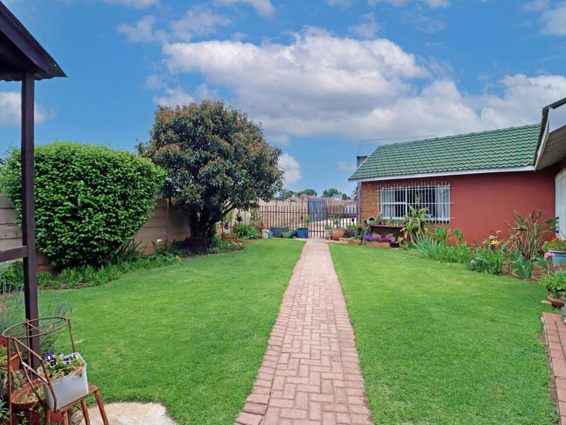 4-Bedroom Family Home with Dual Access, Pool & Double-Volume Workshop | Exclusive RNS - Photo 3