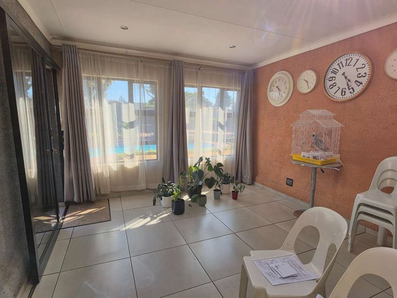 4 Bedroom House for Sale in Brackendowns - Photo 4