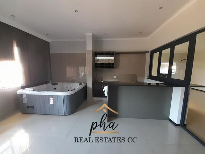 For Sale: Ultra Modern 5 bedroom family home with excellent features in Walvis Bay - Photo 7