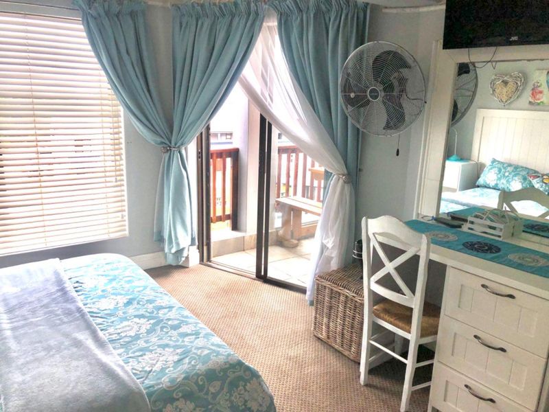 Coastal living 3 bedroom - Photo 10