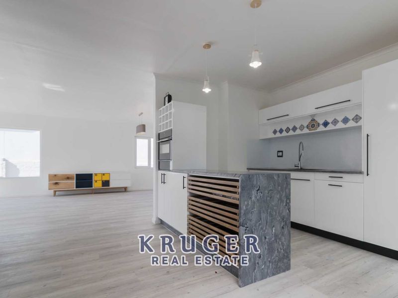 Immaculate Renovated Home with Separate flat - Photo 6