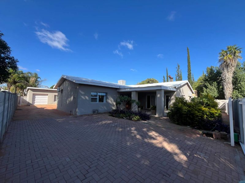 Lovely Family Home with Flat in a Sought-After Area - Photo 1