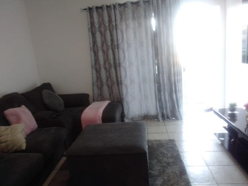 Cozy 2 Bedroom Apartment in Woodhurst with Balcony  Parking - Photo 4
