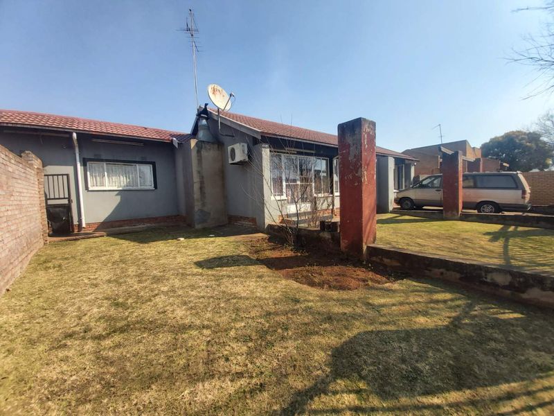 Cozy 3 Bedroom Home - Photo 2
