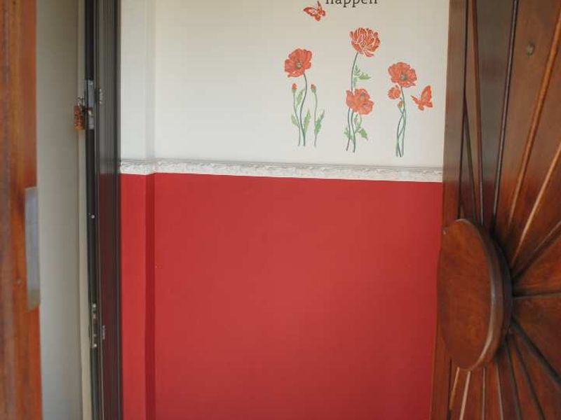 Immaculate well established conveniently equiped for easy lock-up and go living - Photo 3