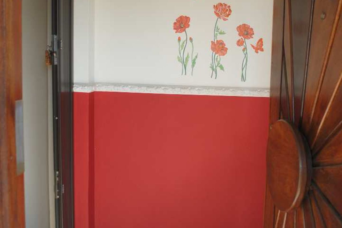 Immaculate well established conveniently equiped for easy lock-up and go living - Photo 3