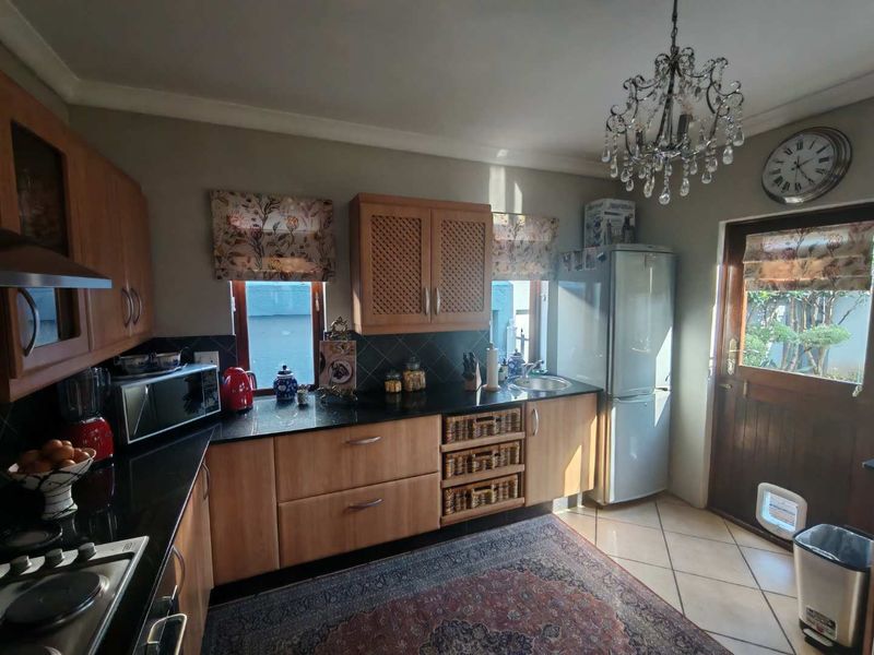 EXCLUSIVE MANDATE -BEAUTIFUL HOME WITH LOTS OF EXTRAS IN THE GOLF ESATE - Photo 6