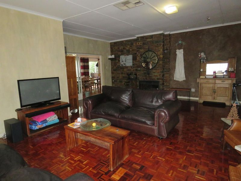 Ideal Family Haven: Spacious Home, Flat & Large Garage - Photo 4