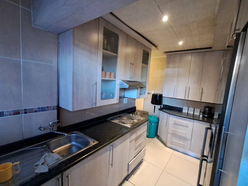 4 Bedroom House Not To Miss - Photo 3