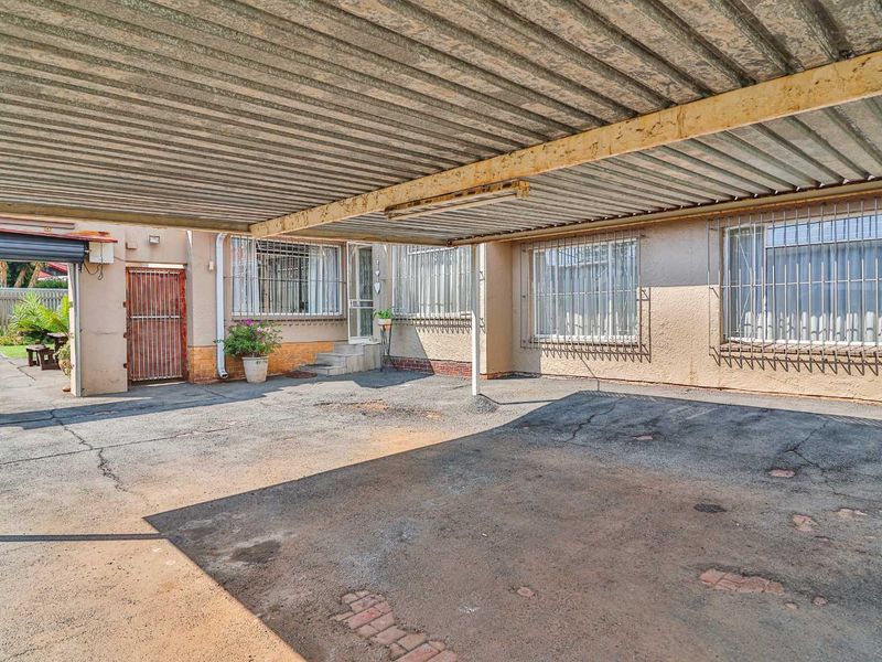 TWO HOMES ON ONE STAND, FOR SALE IN BRACKENDOWNS. WITH A R300 000 SAVINGS ON PRICE - Photo 6