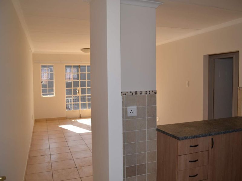Charming 2-Bedroom Townhouse Perfect for First-Time Buyers and Investors - Photo 3