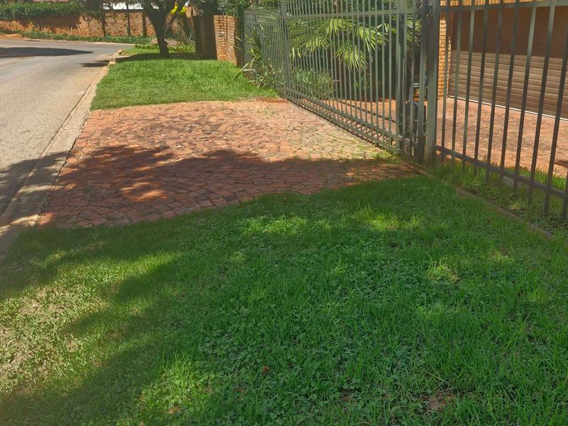 Safe double story thatched roof house in security boomed area situated in Faerie Glen/Olympus - Photo 5