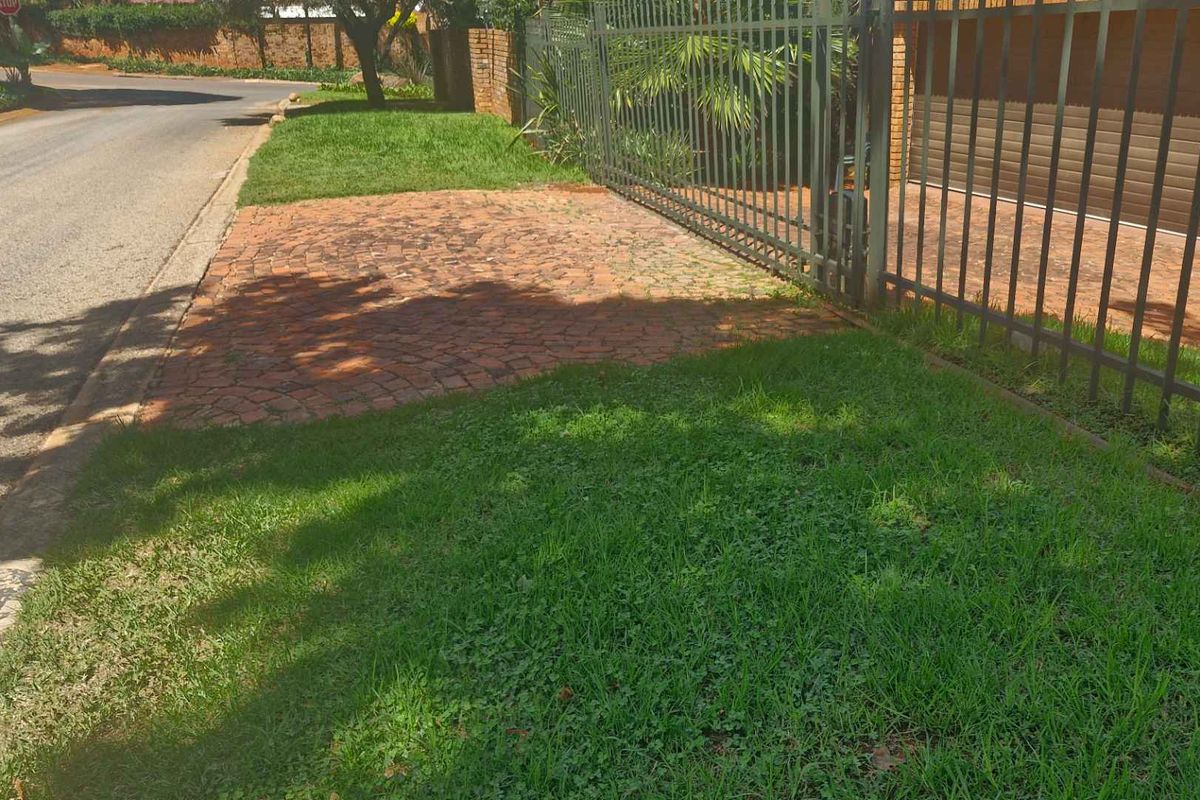 Safe double story thatched roof house in security boomed area situated in Faerie Glen/Olympus - Photo 5