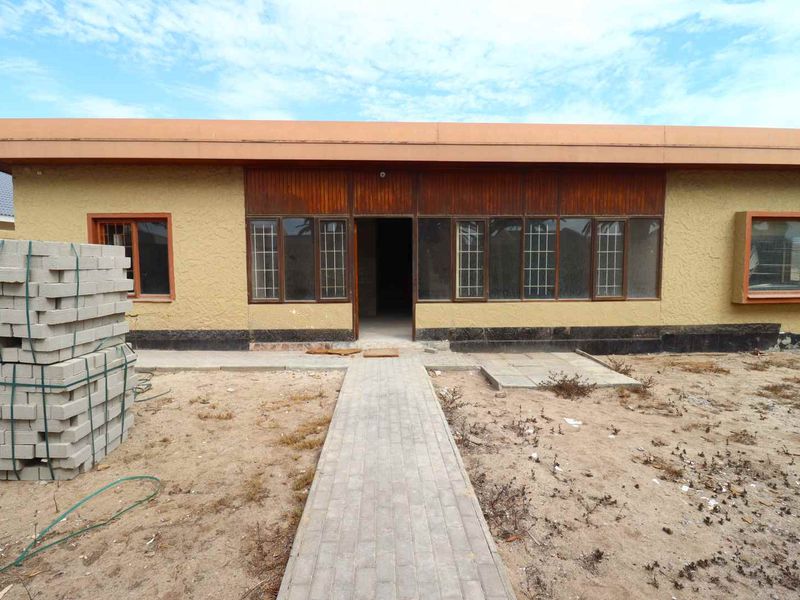 Prime Renovation Opportunity in Swakopmund – Unbeatable Location - Photo 4