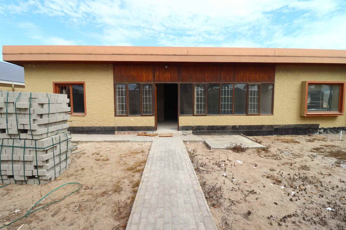 Prime Renovation Opportunity in Swakopmund – Unbeatable Location - Photo 4