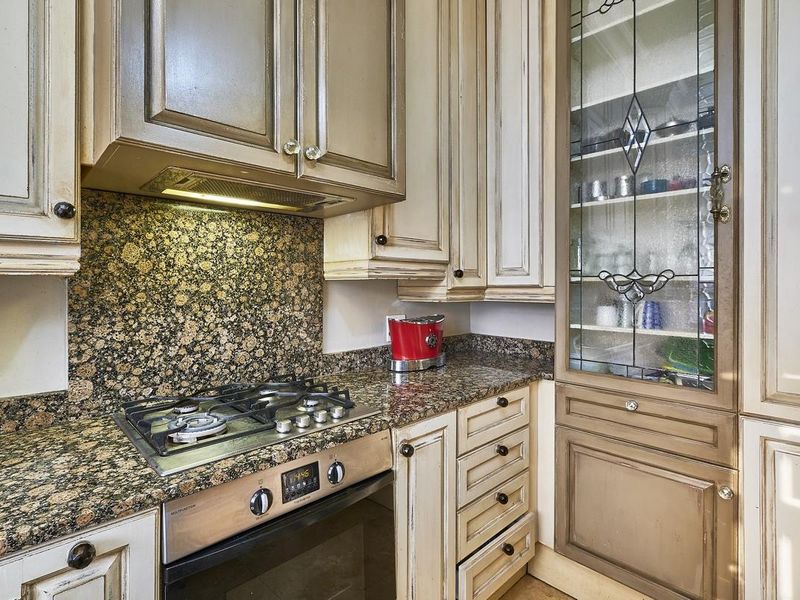 Earls Court! Coffee at the pulsating Killarney Mall! - Photo 2