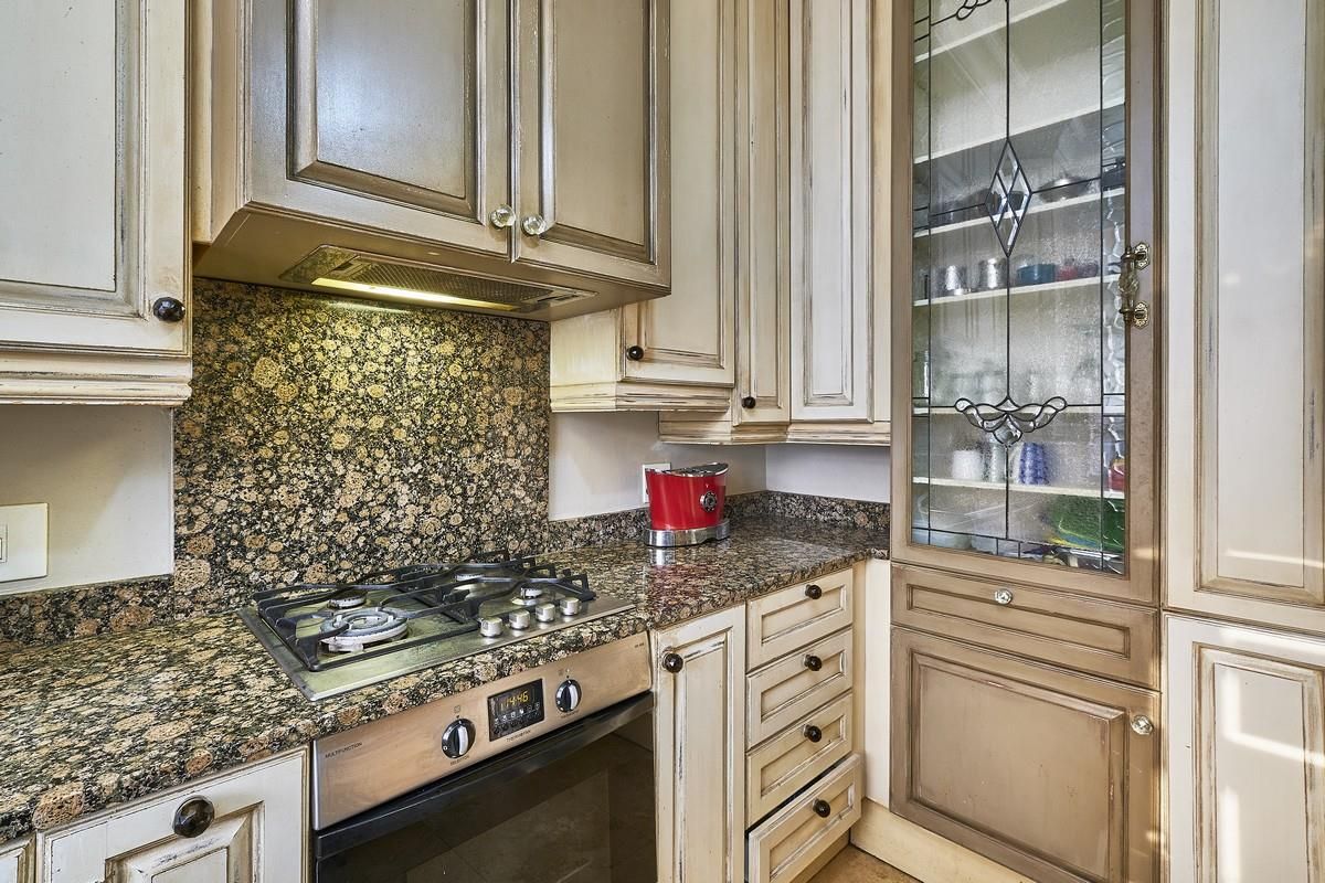 Earls Court! Coffee at the pulsating Killarney Mall! - Photo 2