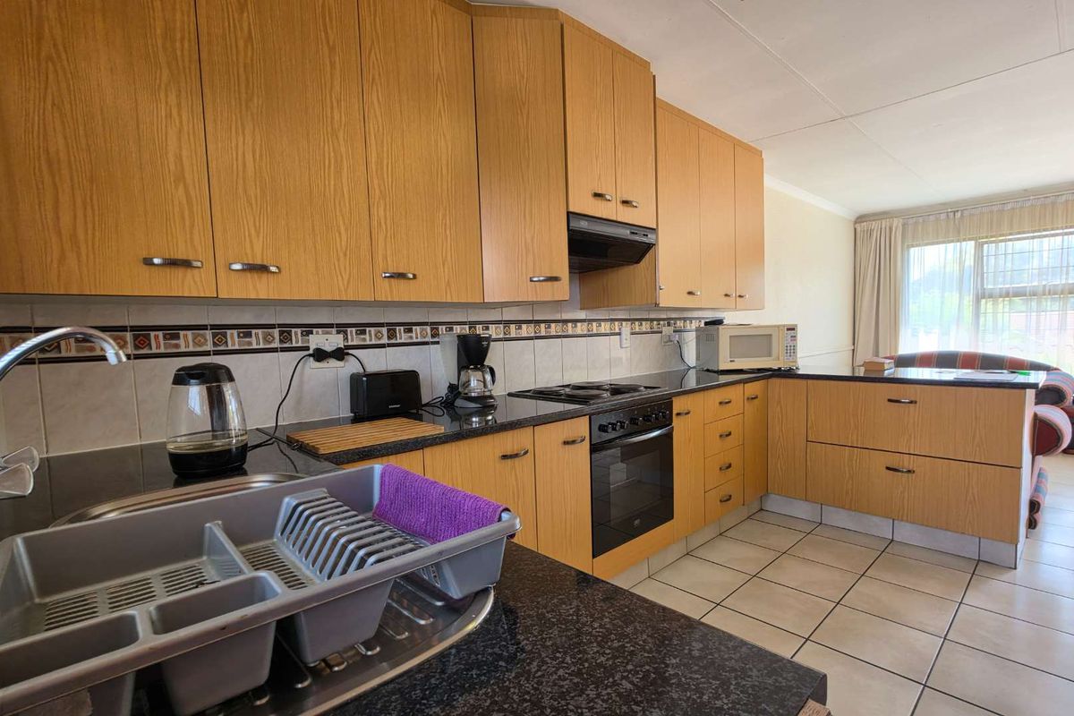 2 Bedroom Apartment / Flat for Sale in Verwoerdpark - Photo 3