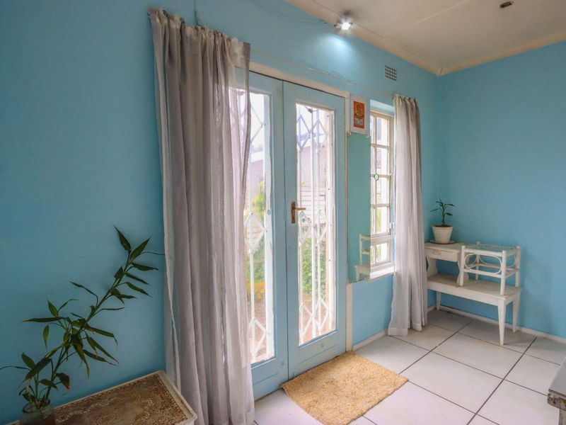 Spacious 3-Bedroom Family Home with Three Outbuildings - Photo 4