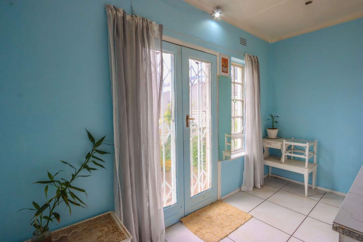 Spacious 3-Bedroom Family Home with Three Outbuildings - Photo 4