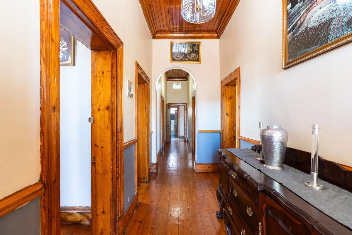 Exclusive Living: 4 Bedroom House + Double-Storey Cottage + 2nd cottage |Breath taking sea views - Photo 5