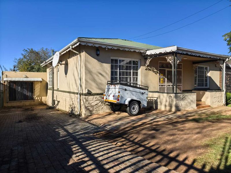 Spacious 3-Bedroom Home with 3 Income-Generating Cottages - Photo 2