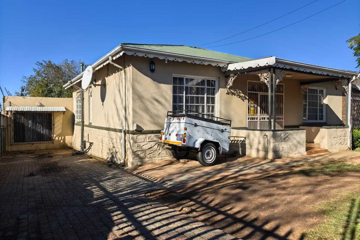 Spacious 3-Bedroom Home with 3 Income-Generating Cottages - Photo 2