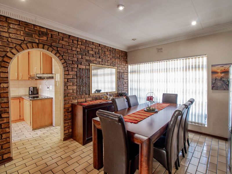 Cozy & Neat 4 Bedroom House - Photo 10