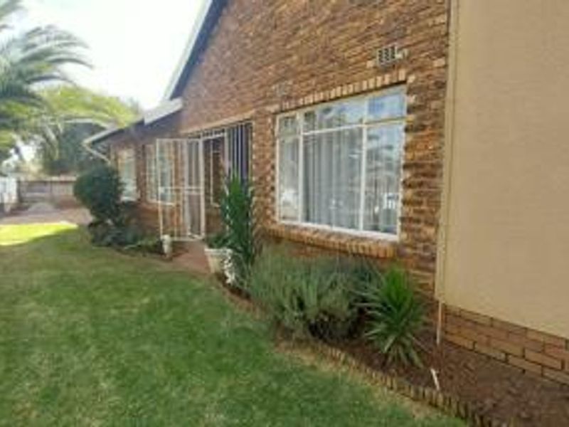 **Three Bedroom Home | Two Bathrooms | Two Garages | Swimming Pool | Staff Accommodation** - Photo 6
