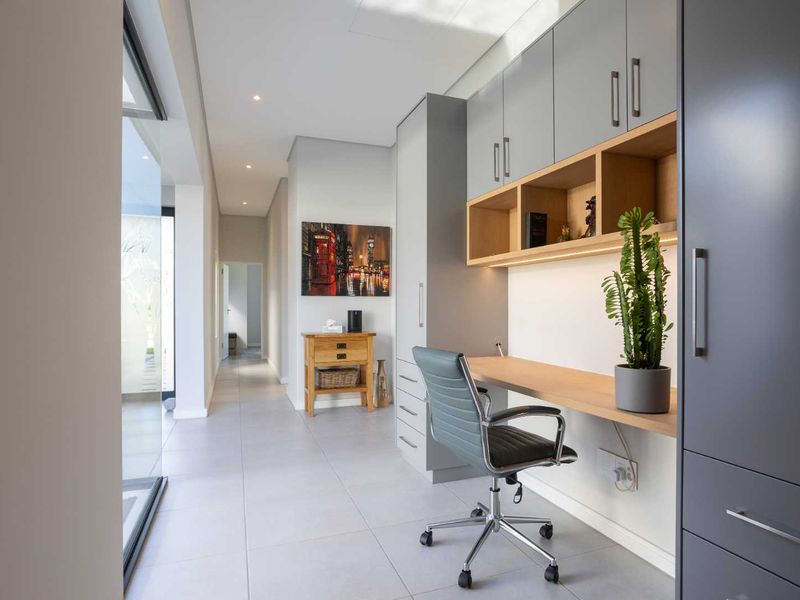 North-Facing Lakeside Living in a Beautiful Five-Bedroom Home on Val de Vie Estate - Photo 5