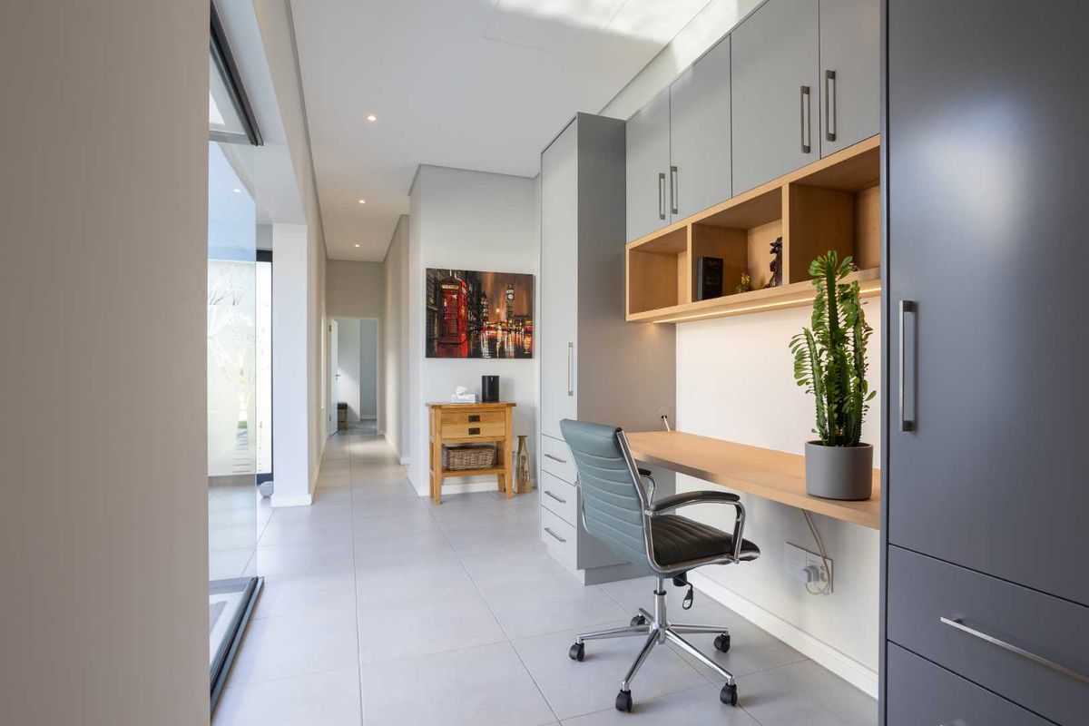 North-Facing Lakeside Living in a Beautiful Five-Bedroom Home on Val de Vie Estate - Photo 5