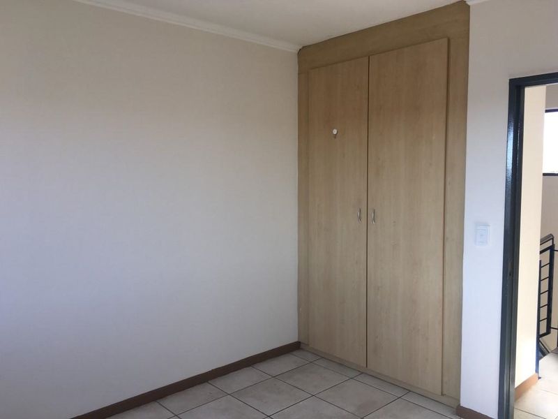 2 BEDROOM PENTHOUSE APARTMENT FOR SALE IN SUNNINGHILL. - Photo 6