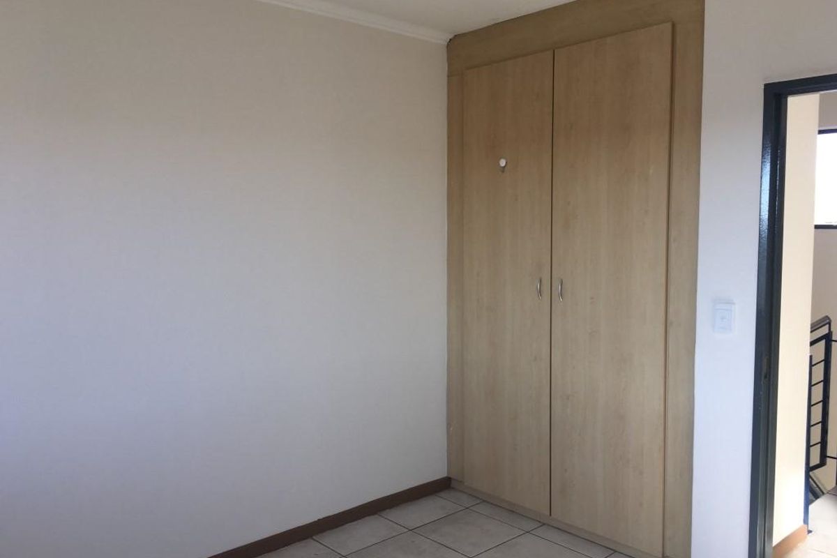 2 BEDROOM PENTHOUSE APARTMENT FOR SALE IN SUNNINGHILL. - Photo 5