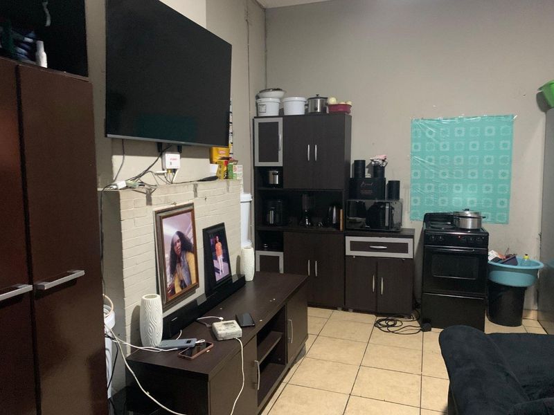 **Prime Investment Opportunity: Fully-Let Property with Strong Rental Income** - Photo 10