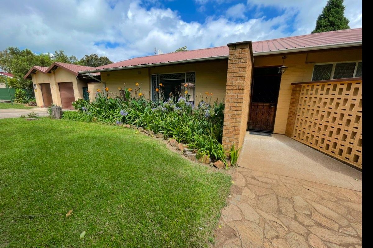 3 Bedroom home in Strathmore Park for sale - Photo 2