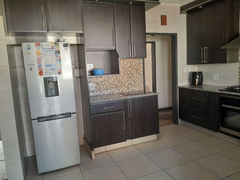 Charming 3 Bedroom entertainment home for sale South Crest. - Photo 6